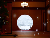 明月院（「鎌倉」プロモーションフォトコンテスト2022より『雪の悟りの窓』）